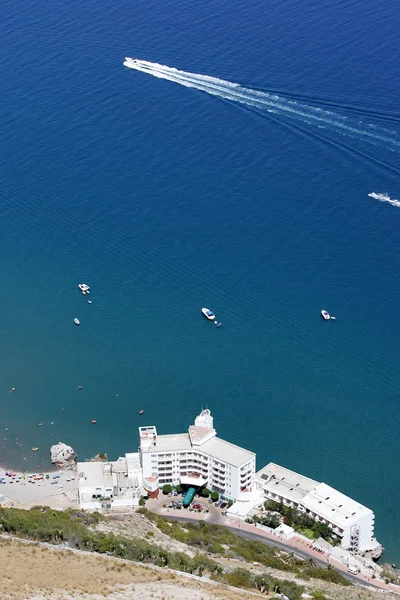 Вид с воздуха на пляж и отель на Гибралтаре — стоковое фото