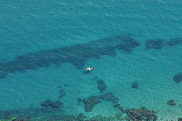 Вид с воздуха на чистую голубую воду и желтую лодку — стоковое фото