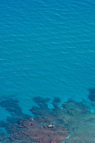 Vue aérienne de l'eau bleue claire et du bateau jaune — Photo