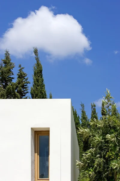 Νέο λευκό κτίριο με τα δέντρα και το γαλάζιο του ουρανού — Φωτογραφία Αρχείου