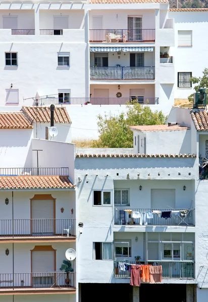 Wäsche hängt in Spanien an Fenstern — Stockfoto