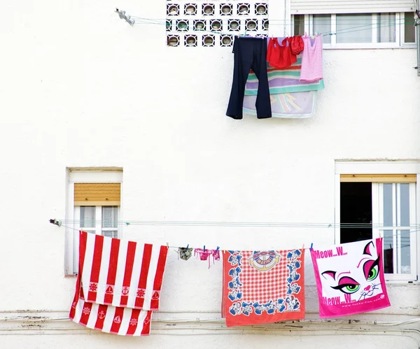 Lavaggio appeso alle finestre in Spagna — Foto Stock