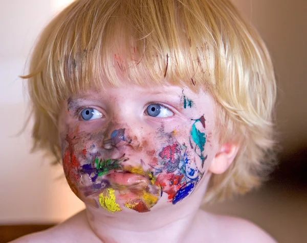 Jonge jongen bedekt met gezicht schilderen — Stockfoto