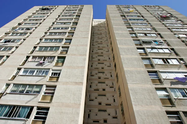 背の高い高層アパートのブロックの抽象的な収束線 — ストック写真