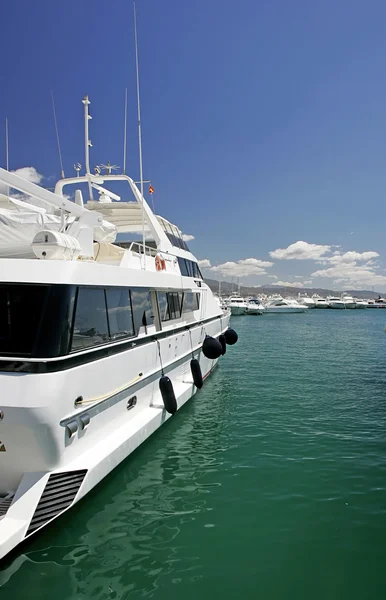 Big, beautiful, stunning and luxurious white yachts — Stock Photo, Image
