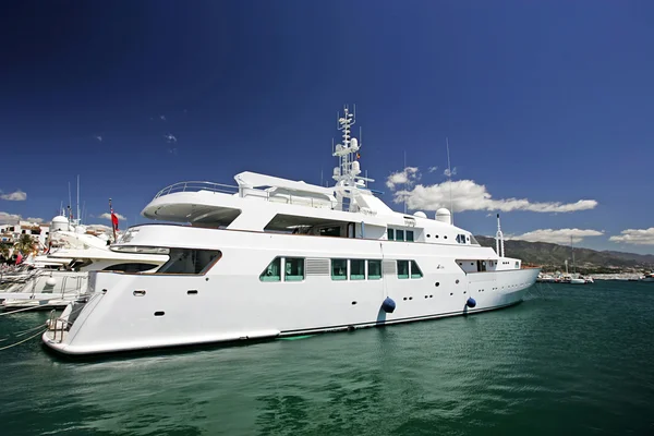 Grands, beaux, magnifiques et luxueux yachts blancs — Photo