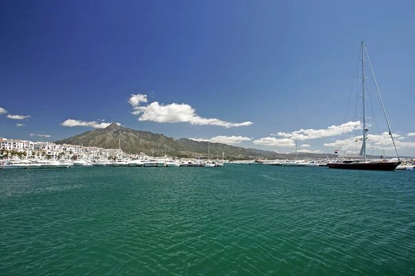 Приголомшливий краєвид на прозорі води порту або гавані — стокове фото