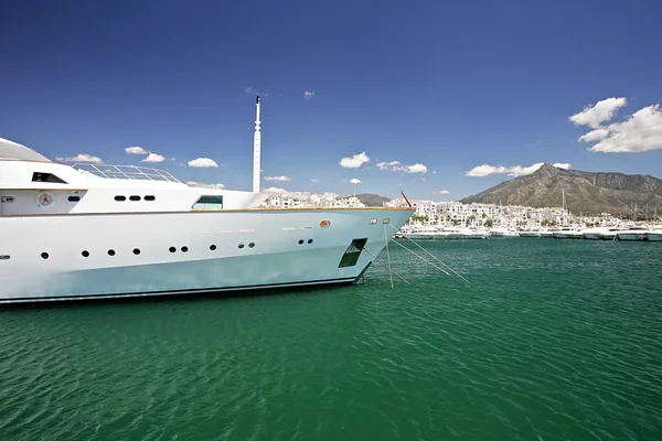 大型的、 白的、 豪华的和昂贵的游艇 — 图库照片