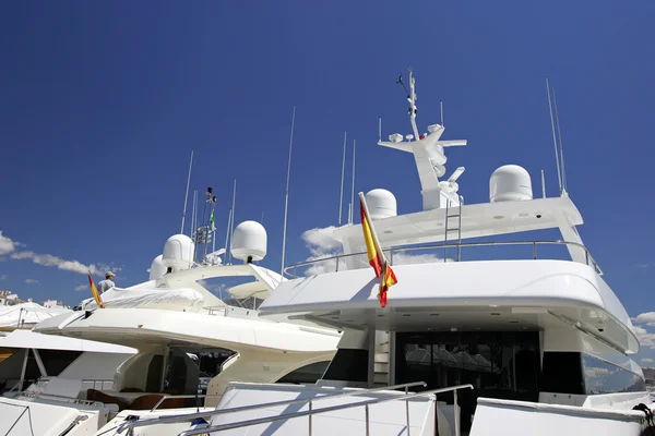 白色的豪华游艇停泊彼此接近在西班牙 — 图库照片