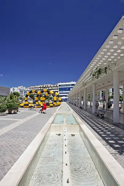 Vista abstracta de los edificios modernos en la nueva plaza o recinto —  Fotos de Stock