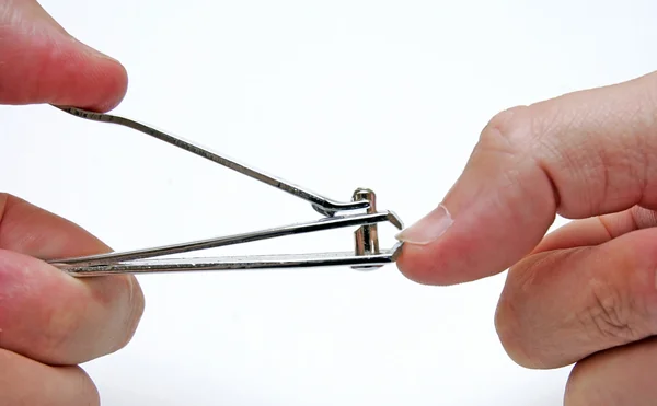Närbild på person cliiping naglar med metall clippers. — Stockfoto