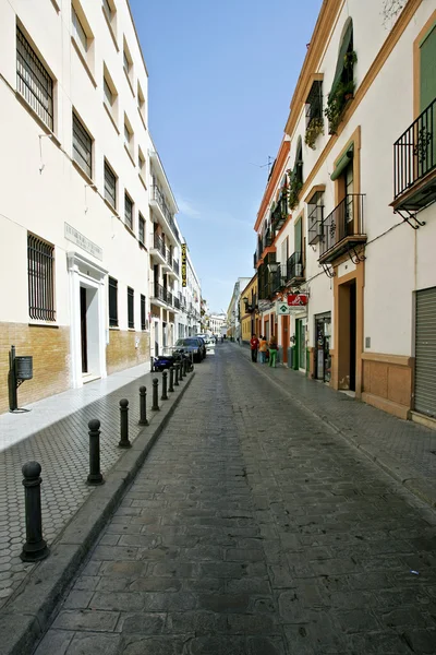 Antigua calle desierta de casas y apartamento en Sevilla Andalucia — Foto de Stock