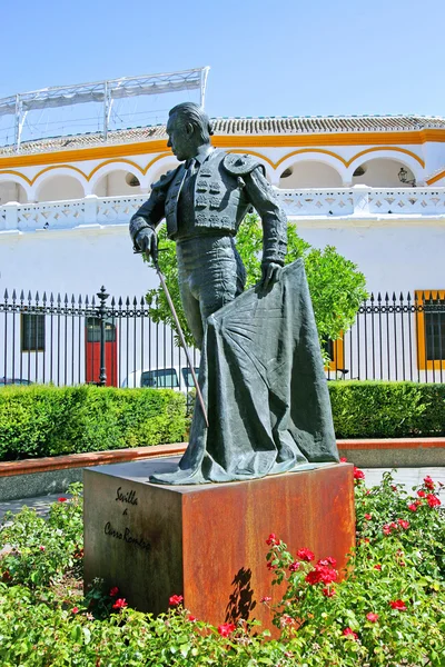 Bullring seville İspanya dışında boğa heykeli — Stok fotoğraf