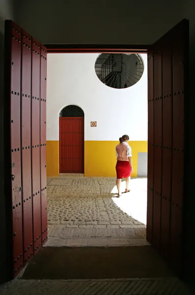 Mladá žena španělské průvodce v aréně v seville ve Španělsku — Stock fotografie