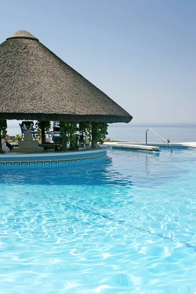 Tiki καλύβα και μπαρ με πισίνα πολυτελούς ξενοδοχείου — Φωτογραφία Αρχείου
