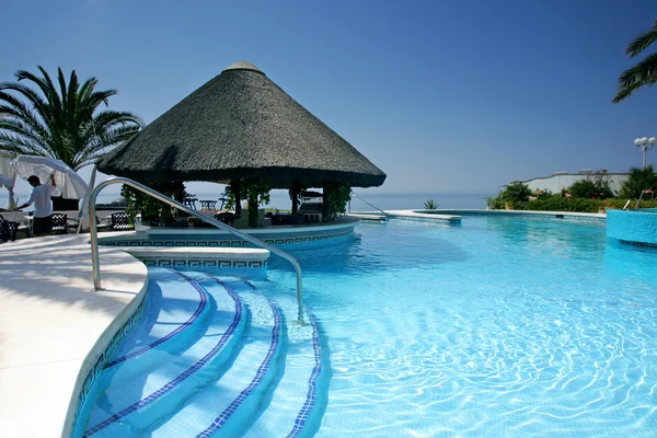 Cabaña Tiki y bar junto a la piscina de hotel de lujo —  Fotos de Stock