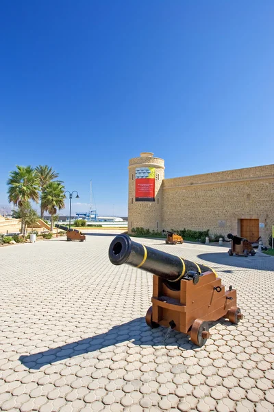Kasteel en kanonnen op roquetas del mar aan de costa del almeria — Stockfoto