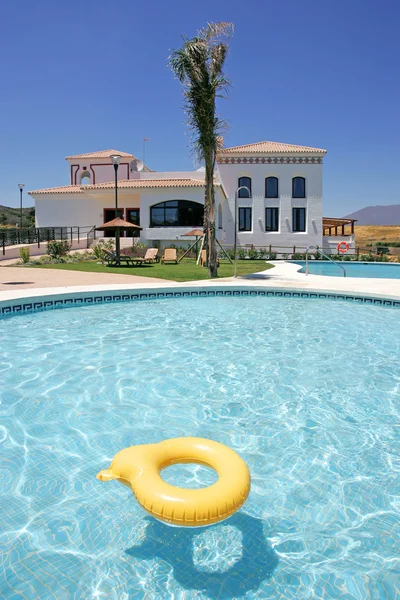 Krásné luxusní country klub a bazén — Stock fotografie