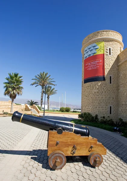 Kasteel en canons op roquetas del mar aan de costa del almeria ik — Stockfoto