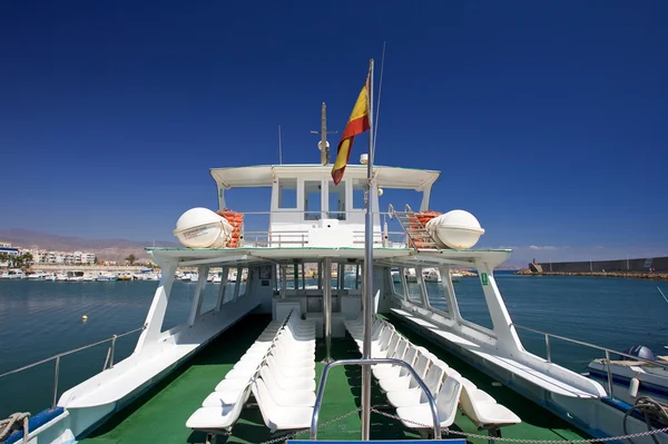 Traseira do barco de turismo no porto de Roquetas del Mar, na Espanha — Fotografia de Stock