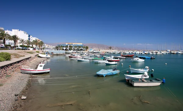 Kleine Fischerboote und Yachten, die im Hafen von Roquets del mar festmachen oder — Stockfoto
