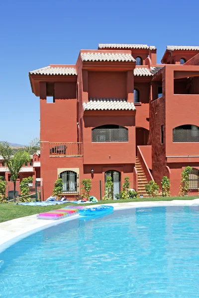 Zwembad en appartementenblok op Spaanse vakantie urbanisati — Stockfoto