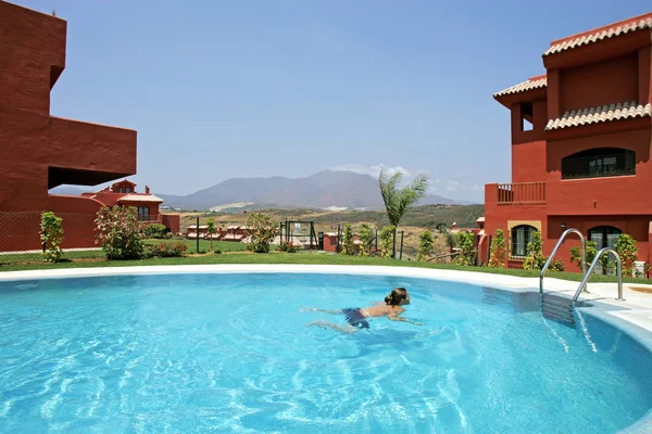 在西班牙，在游泳池中游泳的女人 — 图库照片