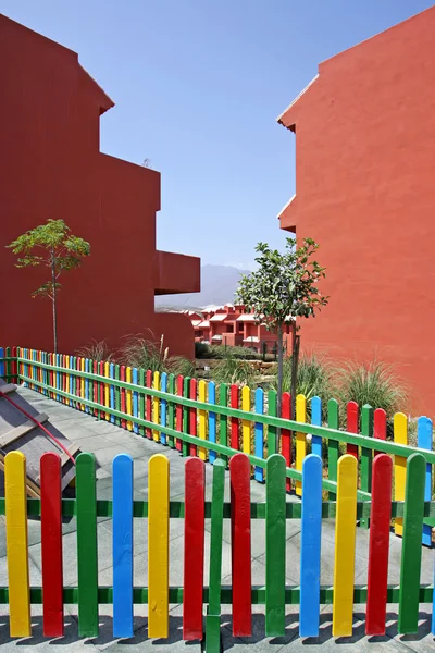 Recinzione colorata di parco giochi per bambini in apar vacanza spagnolo — Foto Stock