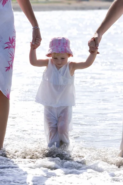 Mladá dívka chodil na pláži rodiče — Stock fotografie