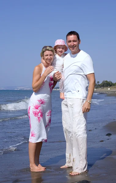 Ung familj på en strand i Spanien på semester — Stockfoto