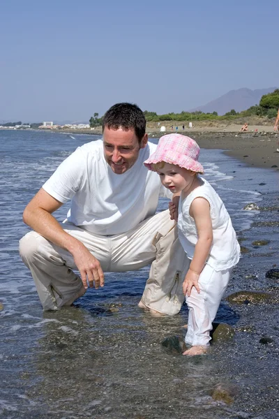 Otec a dcera hraje v moři — Stock fotografie
