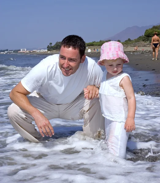 Otec a dcera hraje v moři — Stock fotografie