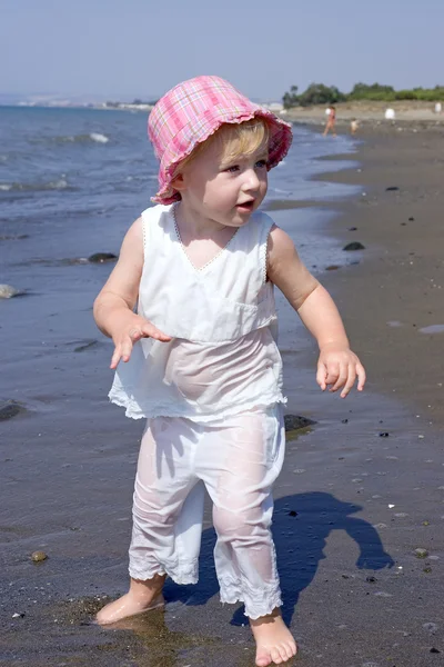 Junges Mädchen spielt am Strand — Stockfoto