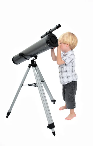 若い子や望遠鏡を通して見る男の子 — ストック写真