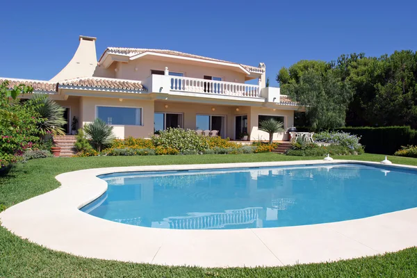 Luxusní bazén a exteriér vily ve Španělsku — Stock fotografie