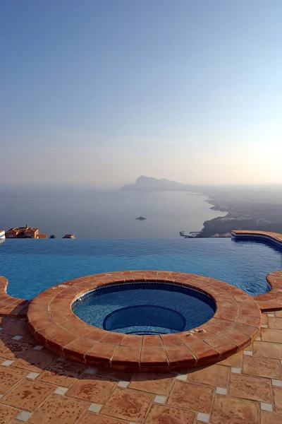 Luxury infinity swimming pool in villa in spain with incredible — Stock Photo, Image
