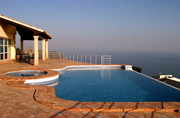 豪华别墅在西班牙具有令人难以置信的游泳池 — 图库照片