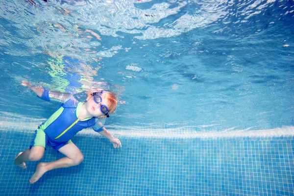 Criança ou menino segurando a respiração debaixo d 'água — Fotografia de Stock