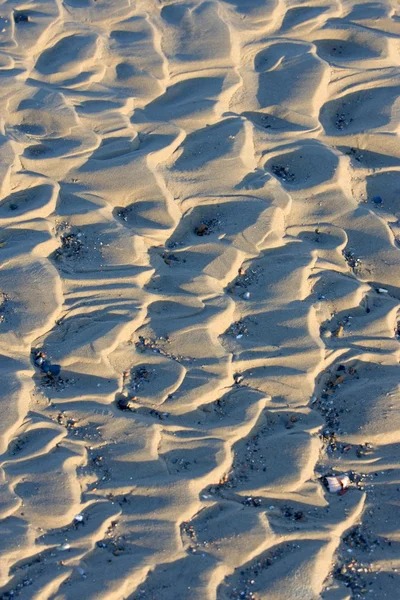 Рябь в песке, оставленная волнами на пляже в Англии — стоковое фото