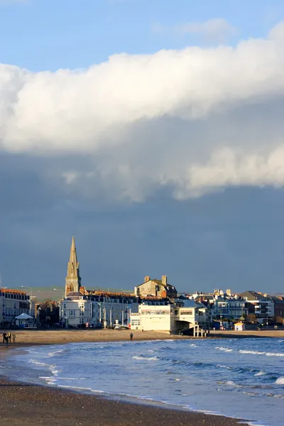 Iglesia Weymouth en el sur de Inglaterra en un día soleado y tormentoso — Foto de Stock