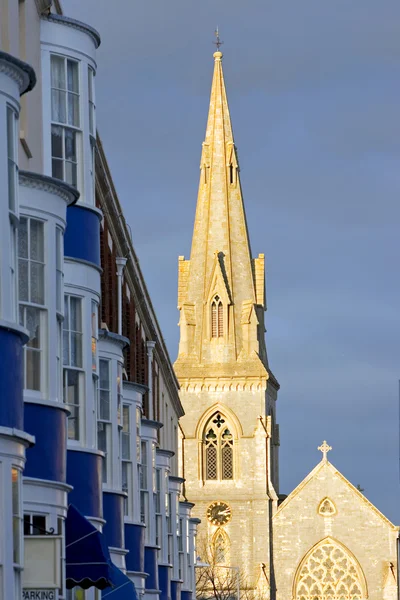 Late evening sun setting on the spire and steeple of church in W — Stock Photo, Image
