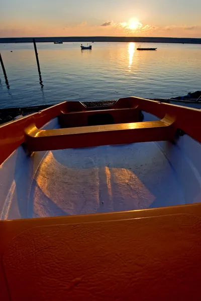 Vissersboten afgemeerd op zee tijdens zonsondergang — Stockfoto