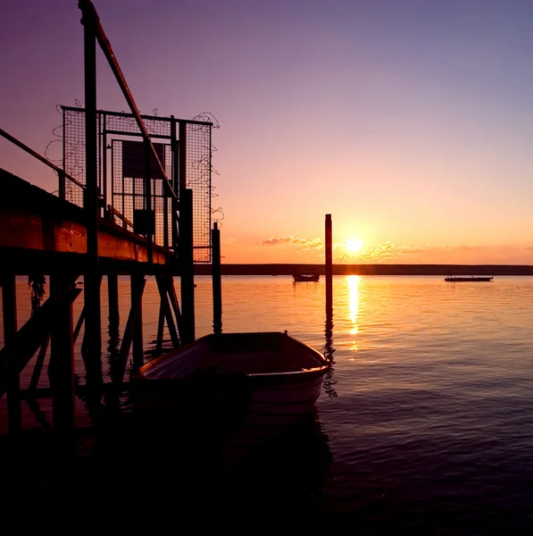 Oude roei boaton zee tijdens zonsondergang — Stockfoto