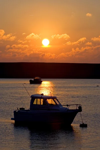 Fishing boat moored at sea during sunset — Stock Photo, Image