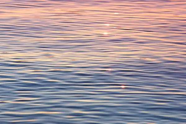 Cedo sol da noite brilhando em água calma — Fotografia de Stock