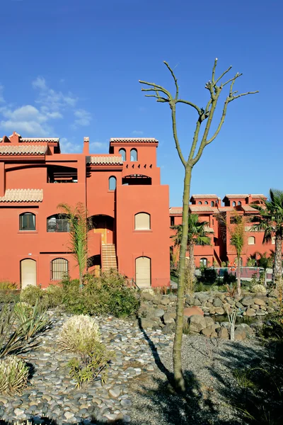 Lachsfarbene oder orangefarbene Wohnungen in der spanischen Urbanisierung — Stockfoto