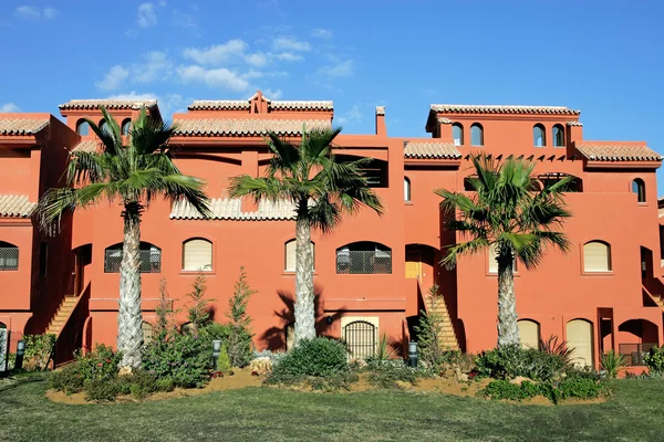 Лосося або помаранчевий апартаменти на іспанському урбанізації — стокове фото
