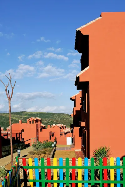 Apartamentos em salmão ou laranja sobre urbanização espanhola — Fotografia de Stock