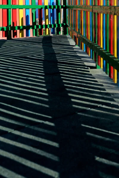 颜色、 形状和儿童游乐场中的阴影 — 图库照片