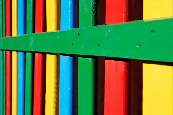 色彩缤纷的游乐场栅栏上彩绘木行 — 图库照片